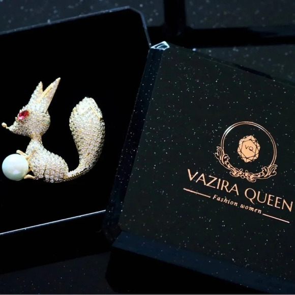 VQ Fish Brooch - Picture 4 of 4